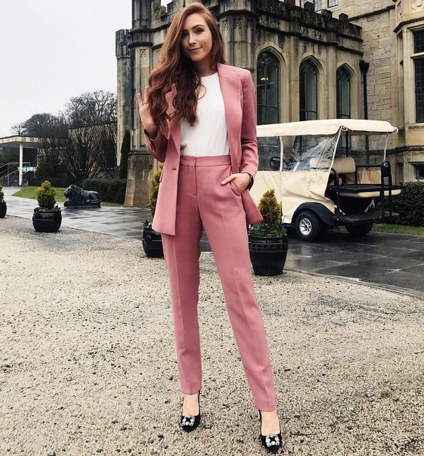 Діловий костюм в романтичній кольоровій гамі