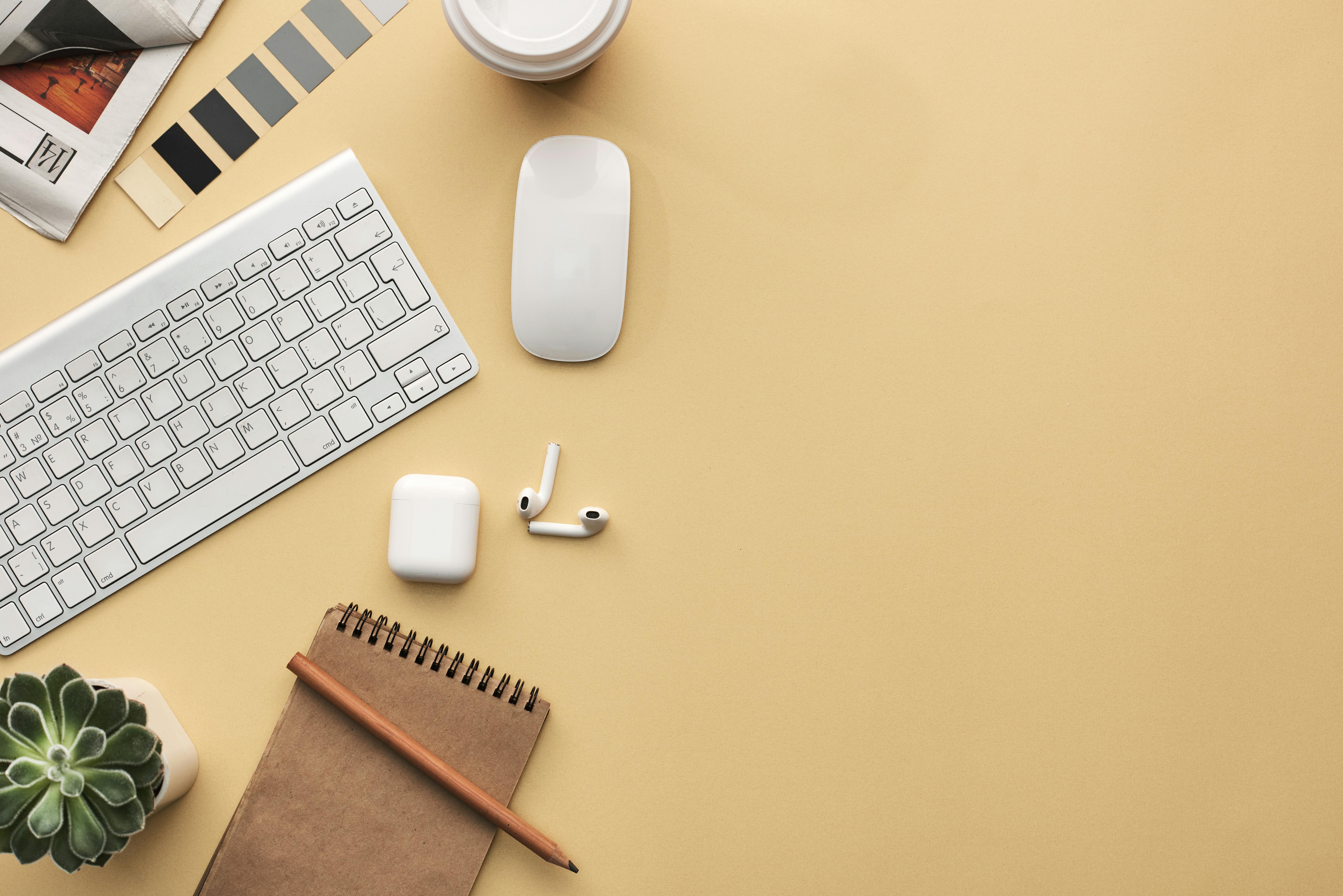 Жінка сидить за столом, виглядає втомленою та перевантаженою паперами.